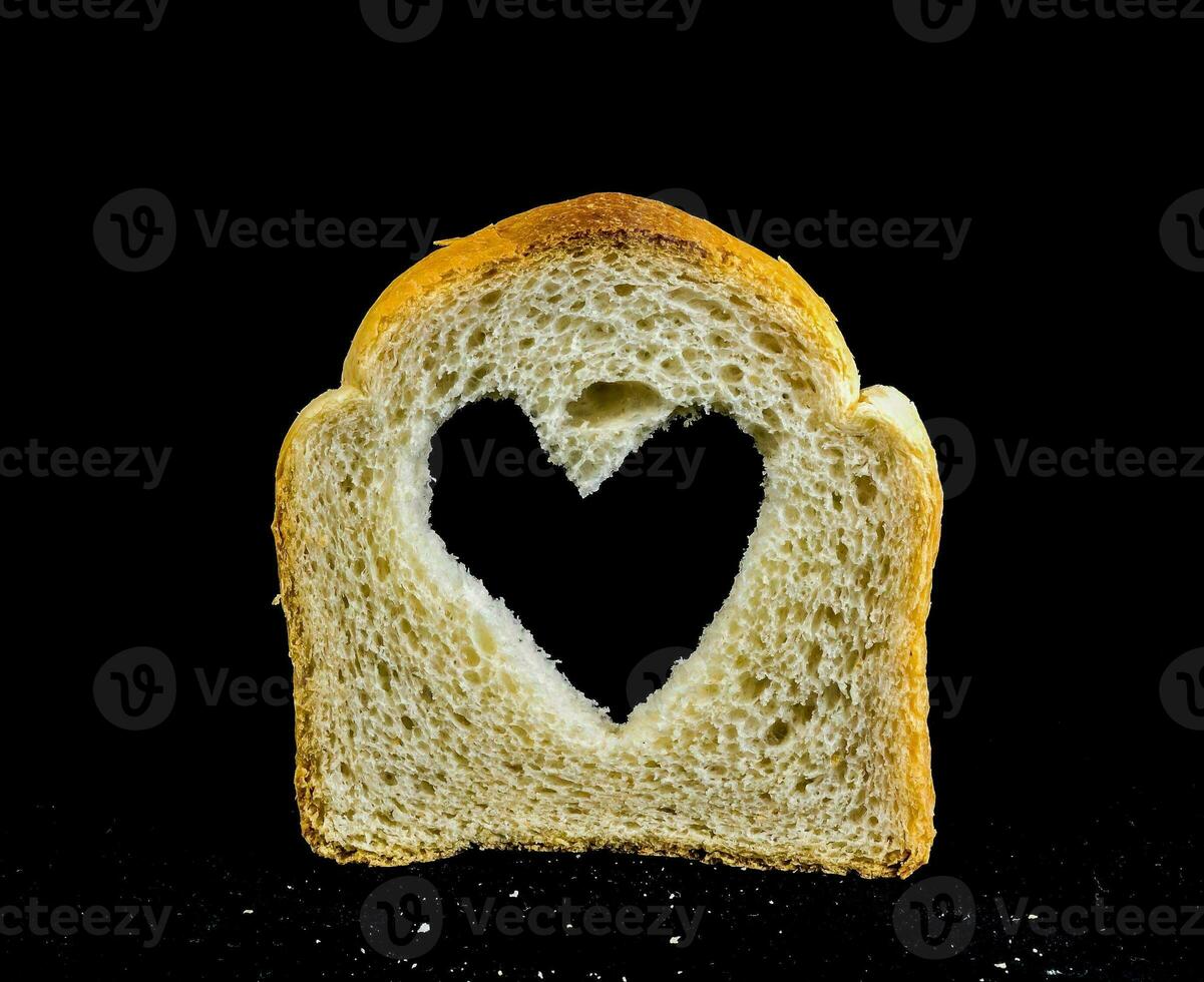 un pan con un corazón forma cortar dentro eso foto