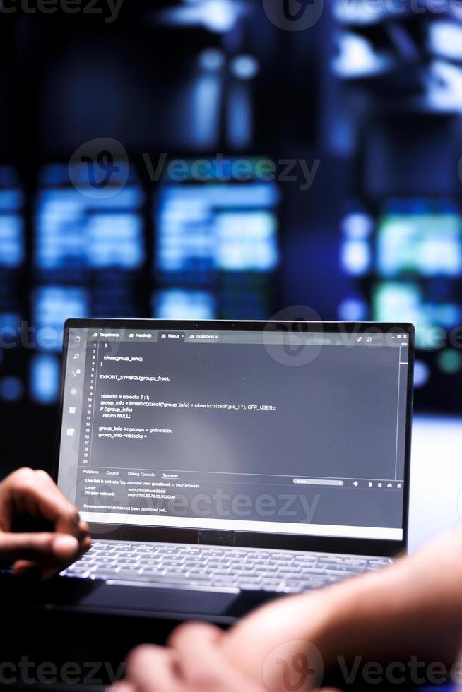 administración equipo mantener y actualización servidor plataformas, escritura líneas de código en ordenador portátil Terminal, cerca arriba. codificadores utilizando javascript, Java, y base de datos programación a garantizar sin costura datos centrar informática foto