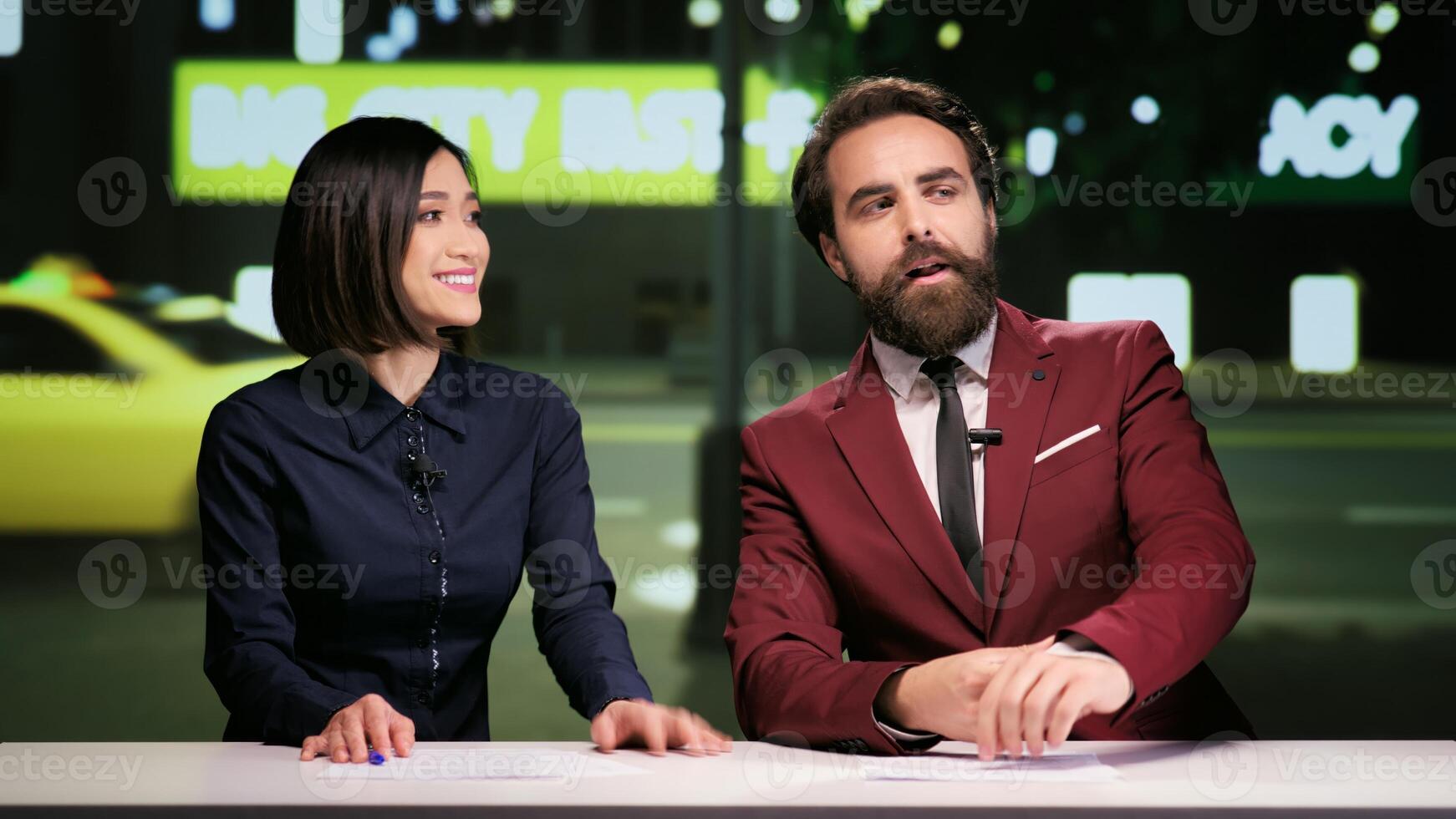 presentadores equipo discutir último Noticias en medios de comunicación y famosos segmento durante entretenimiento hablar espectáculo tarde a noche. diverso Noticias reporteros presentación diario eventos para divertido televisión programa a medianoche. foto