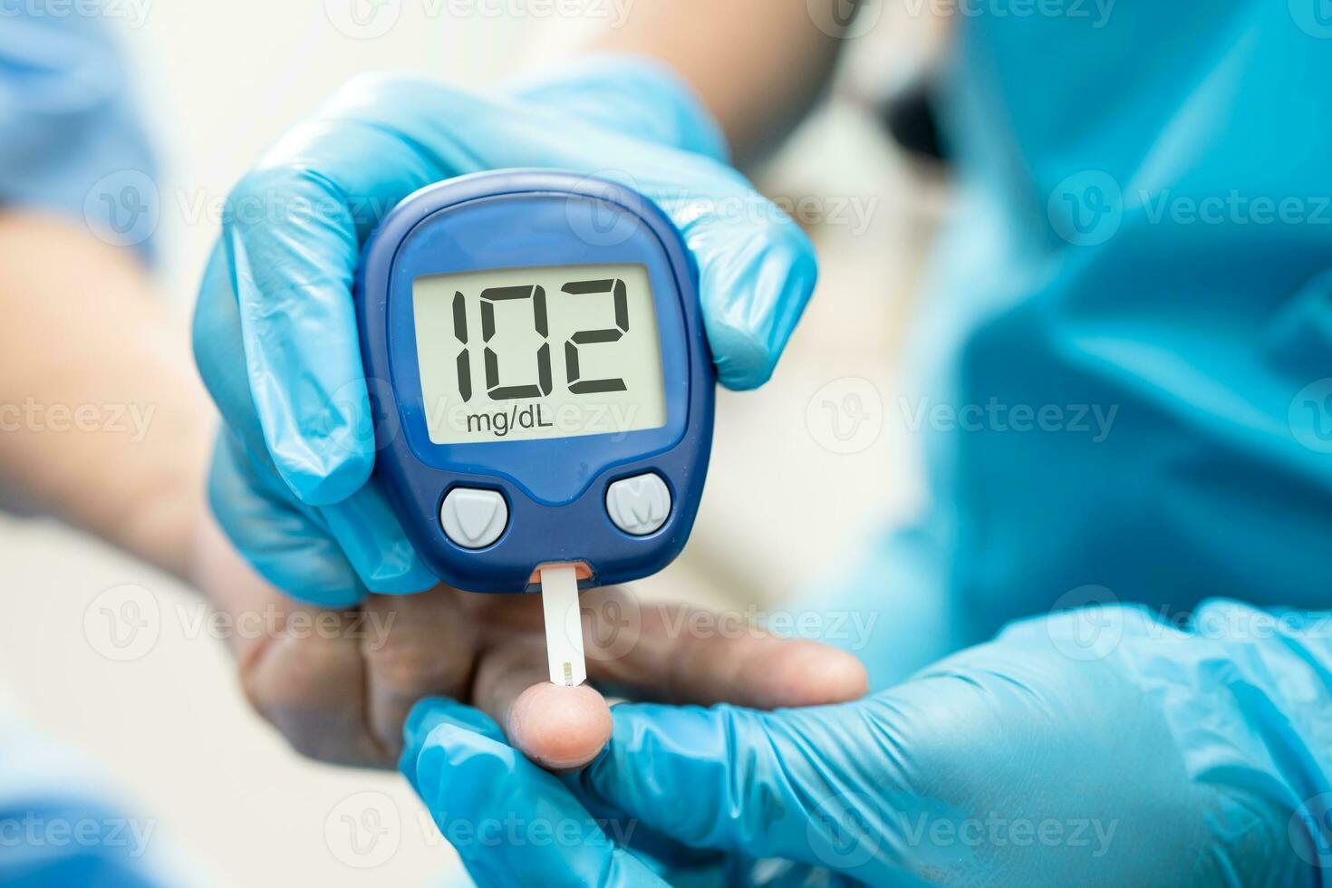 médico cheque diabetes desde dedo sangre azúcar nivel con dedo lanceta. foto