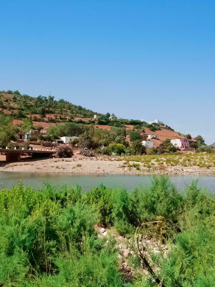 paisaje de un valle frente a un pequeño pueblo y naturaleza foto