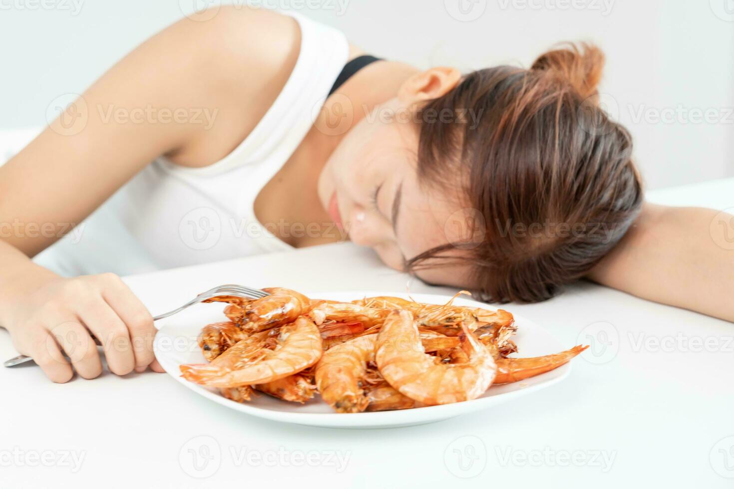 comida alergias, mujer tener reacciones Comezón y enrojecimiento después comiendo camarón, Mariscos alergia, picor, erupción, abdominal dolor, diarrea, cofre opresión, inconsciencia, muerte, grave evitar alergias foto