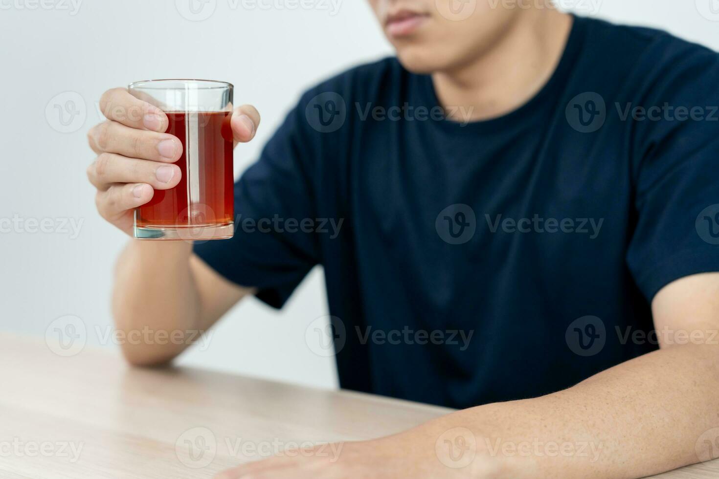 Deprimido joven negocio hombre fanático sensación malo Bebiendo whisky solo a hogar, estresado frustrado solitario Bebiendo alcohol sufre desde problemático espíritu, alcoholismo, vida y familia problemas foto