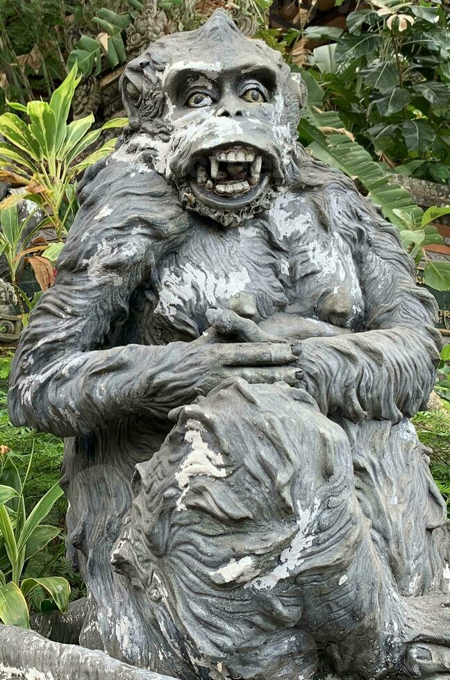 Roca monos estatuas en sagrado mono bosque. antiguo decorativo mono esculturas en bali ubud sagrado bosque foto