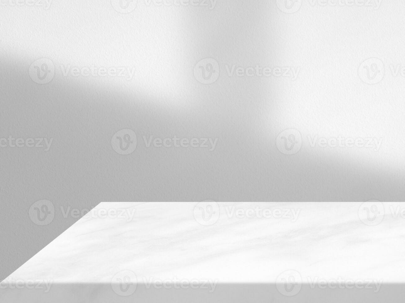 mínimo mármol mesa con blanco estuco pared textura antecedentes con ligero haz y sombra, adecuado para producto presentación fondo, mostrar, y burlarse de arriba. foto