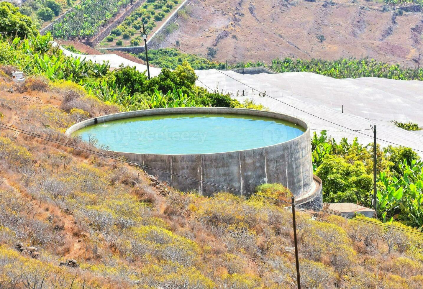 un hormigón agua tanque en un ladera foto