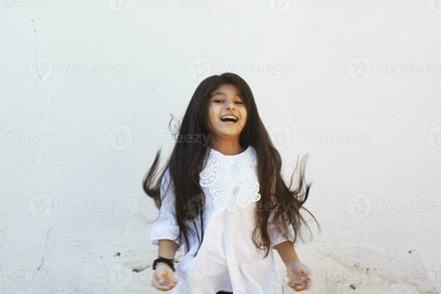 verano muchacha. contento preadolescente niña teniendo divertida. contento infancia foto