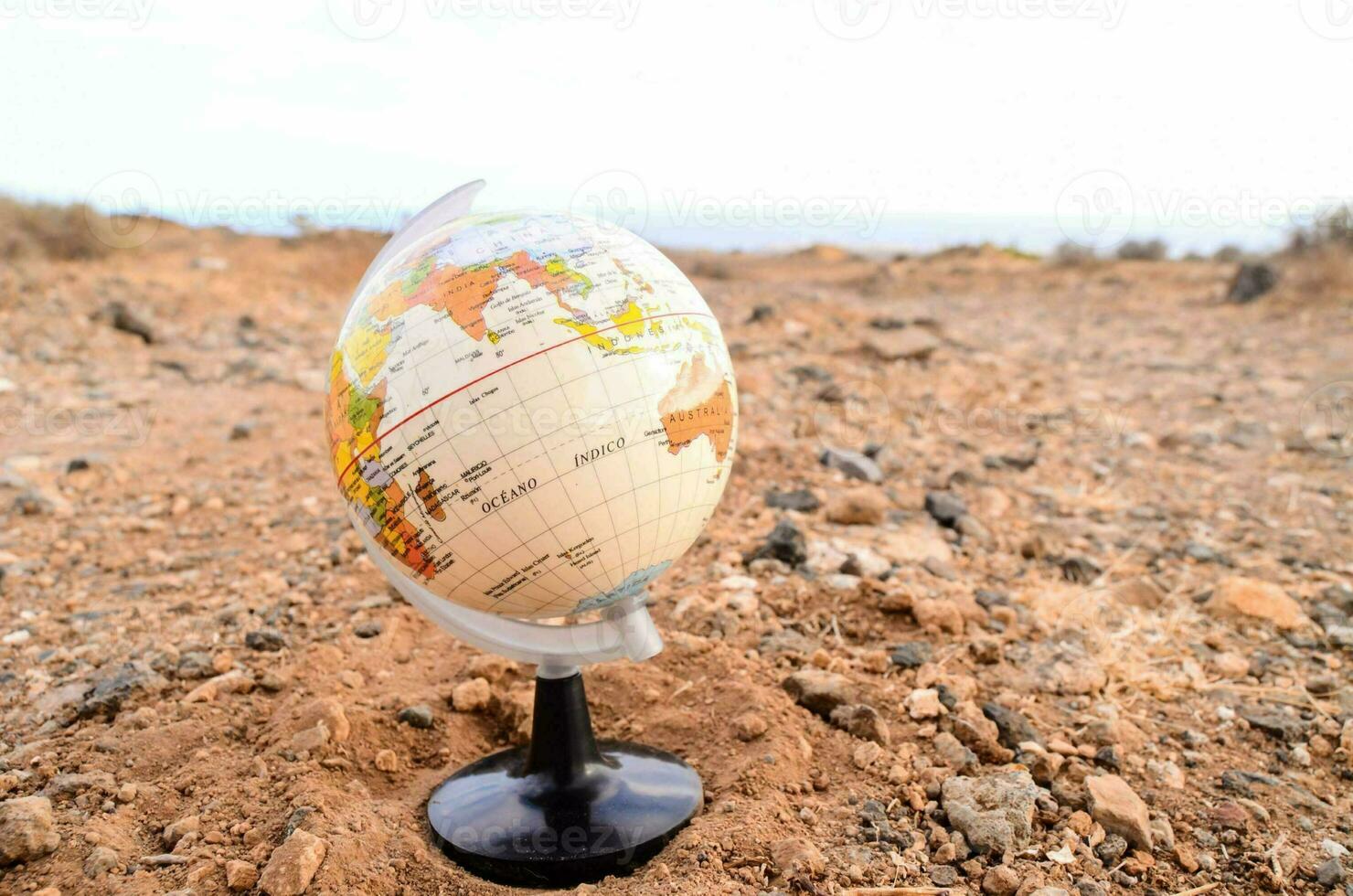 un globo en un estar en el medio de un Desierto foto