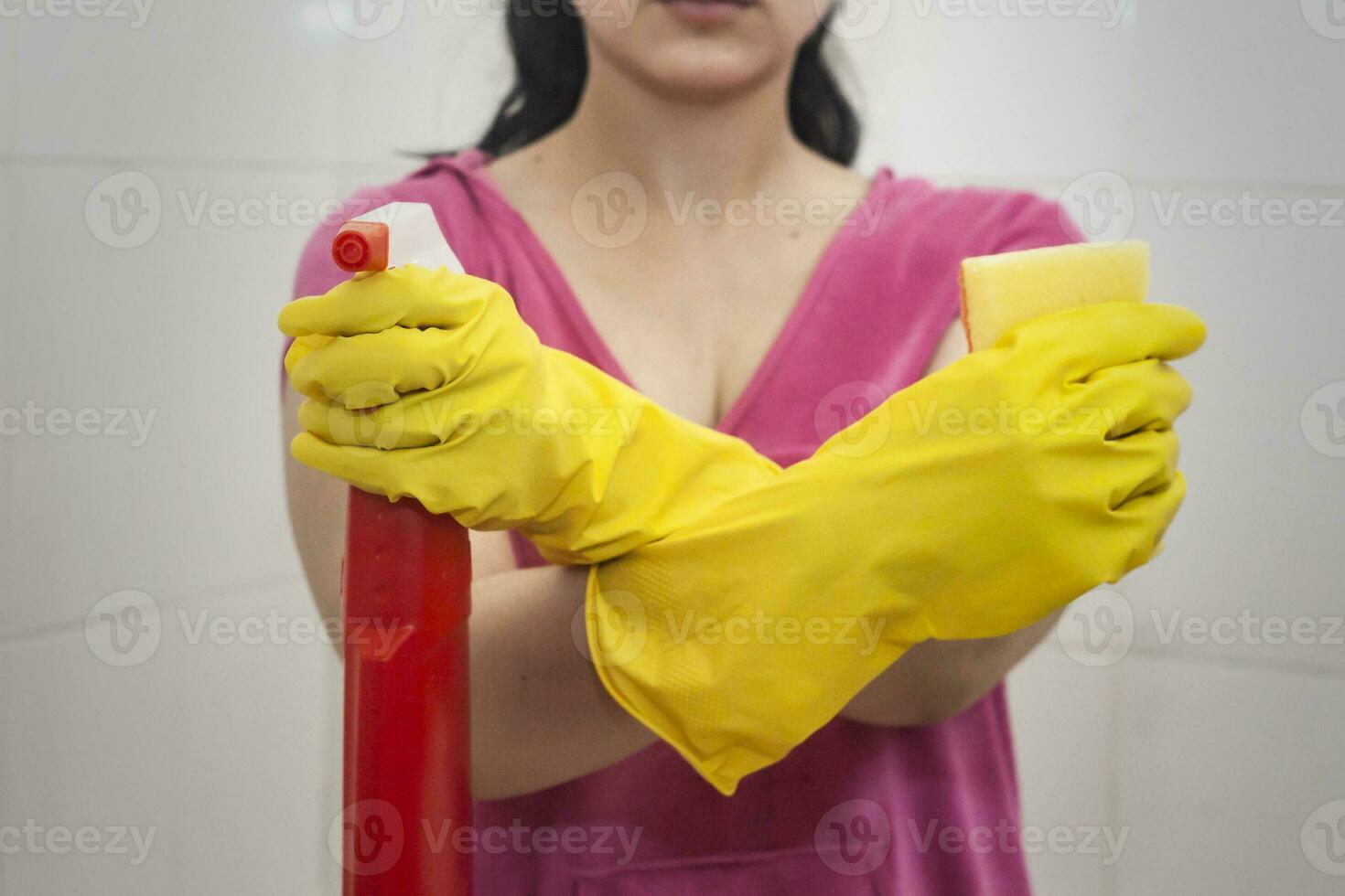 joven mujer equipado con rociar botella y esponja. limpieza interna y limpieza concepto. mujer preparando a limpiar arriba bañera foto