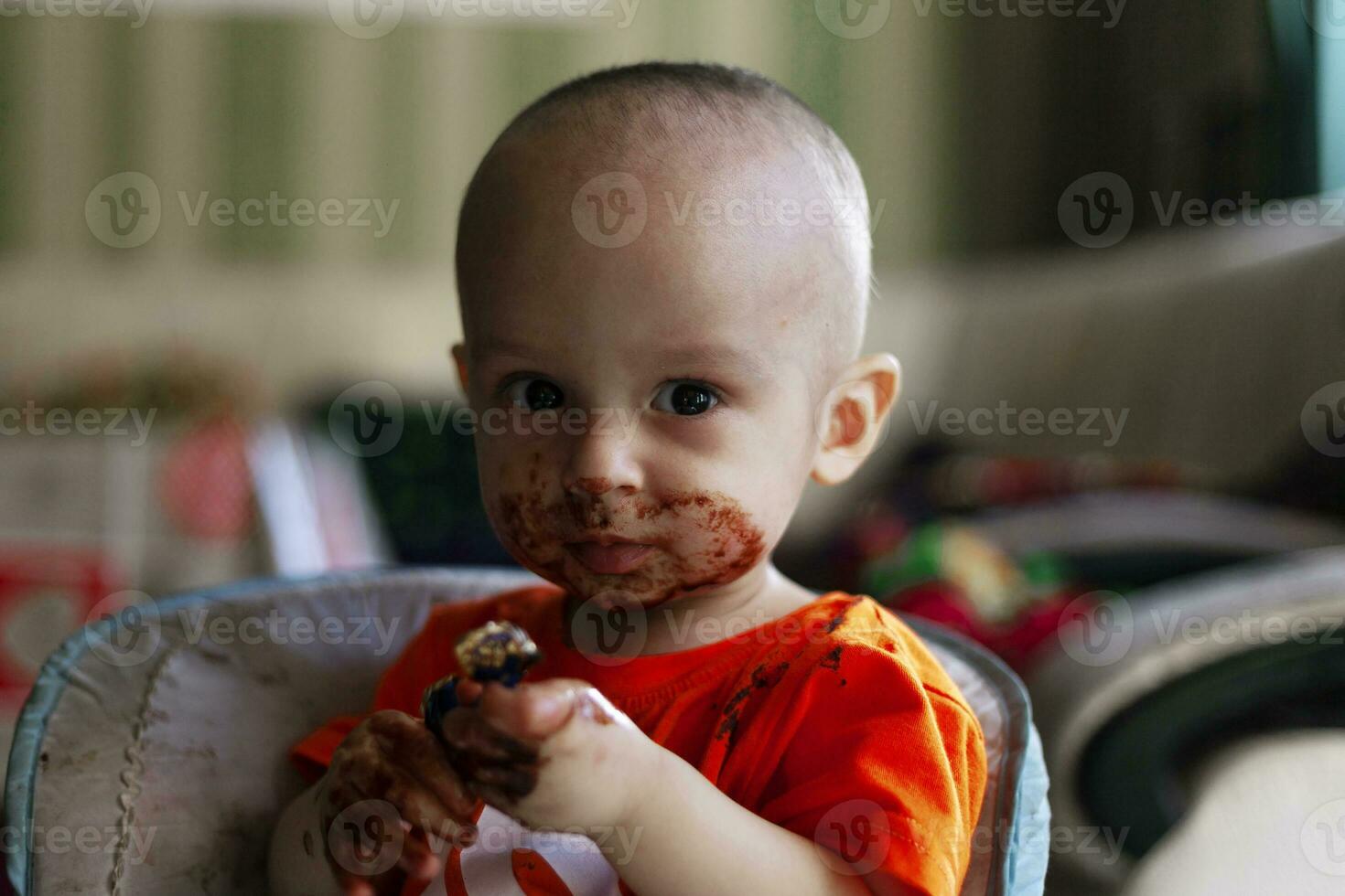 niño comiendo chocolate foto