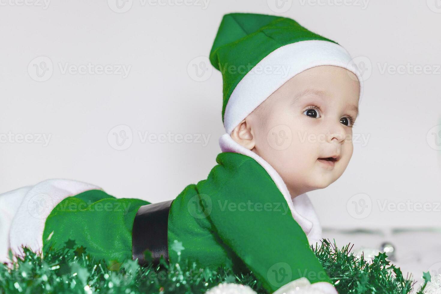 pequeño Papa Noel. 6-9 meses antiguo bebé chico en Papa Noel claus traje. alegre Navidad foto