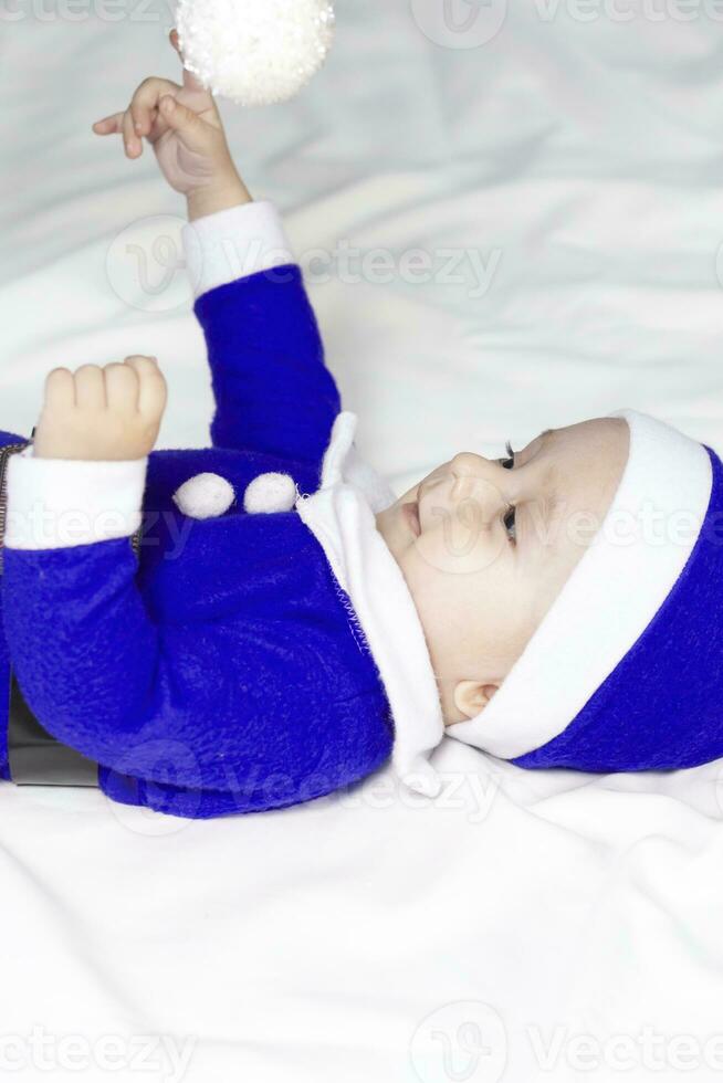 pequeño Papa Noel. 6-9 meses antiguo bebé chico en Papa Noel claus traje. alegre Navidad foto