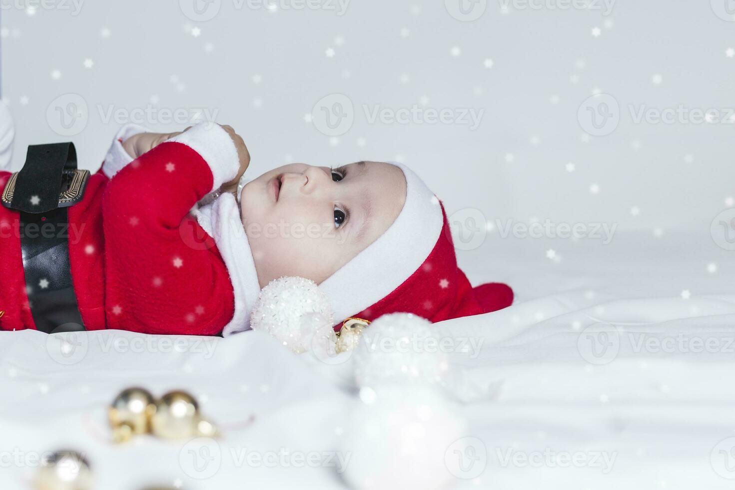 pequeño Papa Noel. 6-9 meses antiguo bebé chico en Papa Noel claus traje. alegre Navidad foto