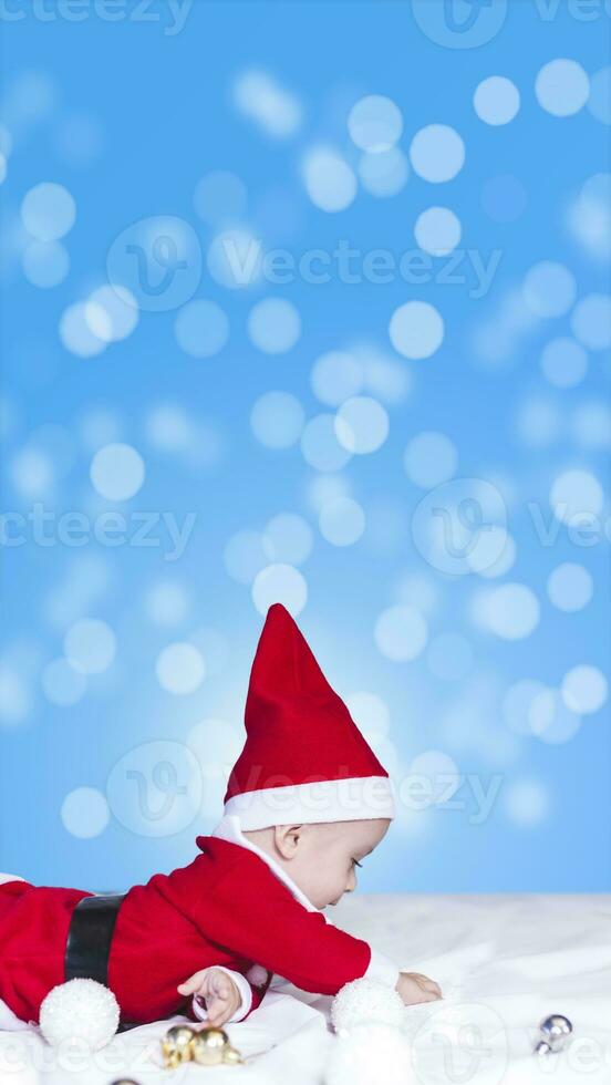 pequeño Papa Noel. 6-9 meses antiguo bebé chico en Papa Noel claus traje. alegre Navidad foto