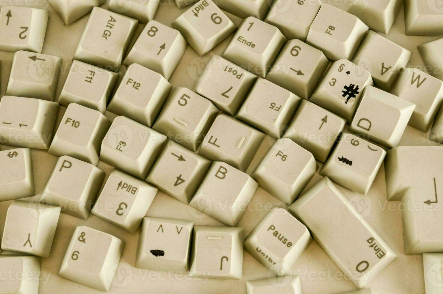 un pila de blanco computadora teclados foto
