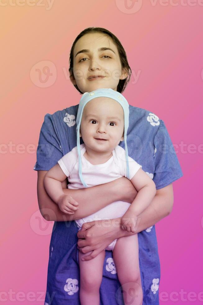 retrato de contento madre y linda bebé chico. medio oriental mujer participación su pequeño bebé foto