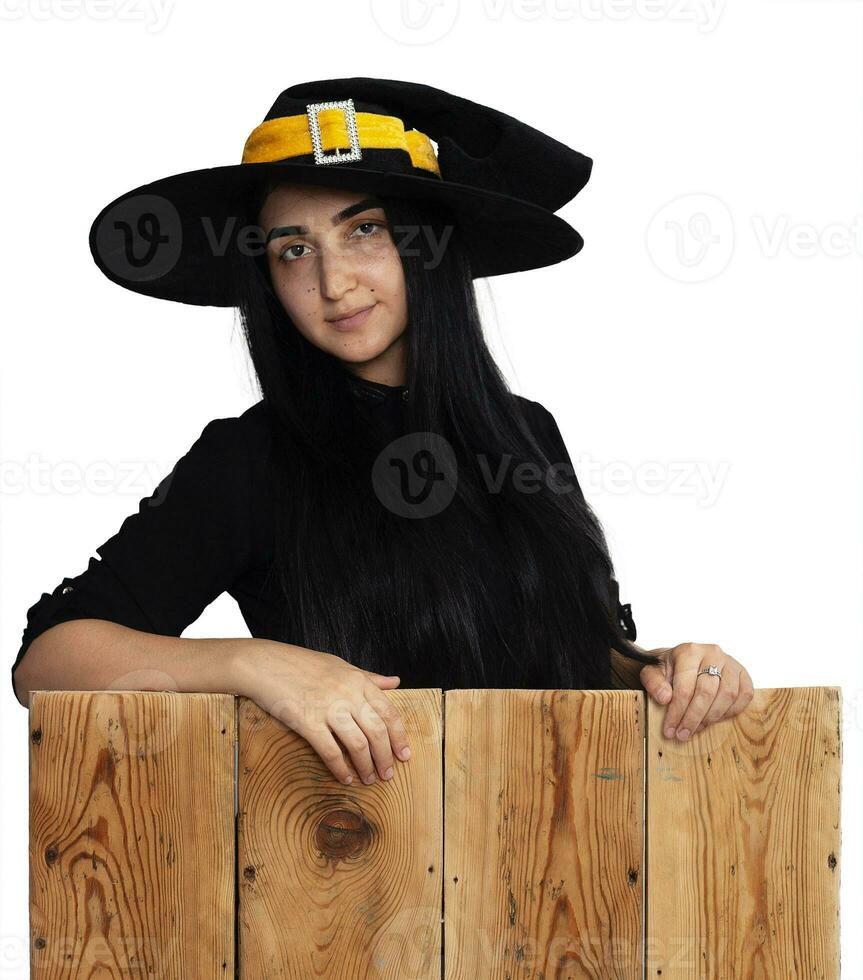Víspera de Todos los Santos niña en bruja disfraz en de madera tablero foto