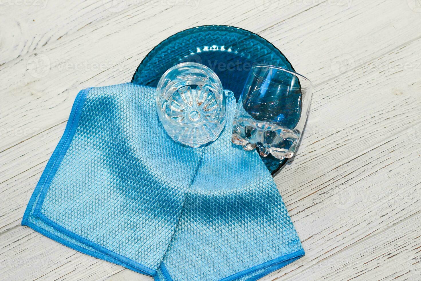 a cloth with a special texture for cleaning glasses and dishes for household cleaning. photo