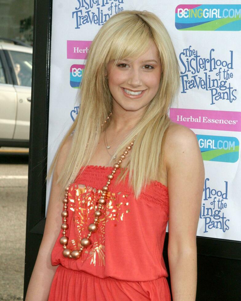 Taylor Dooley The Sisterhood of the Traveling Pants Premiere Hollywood CA May 31 2005 photo