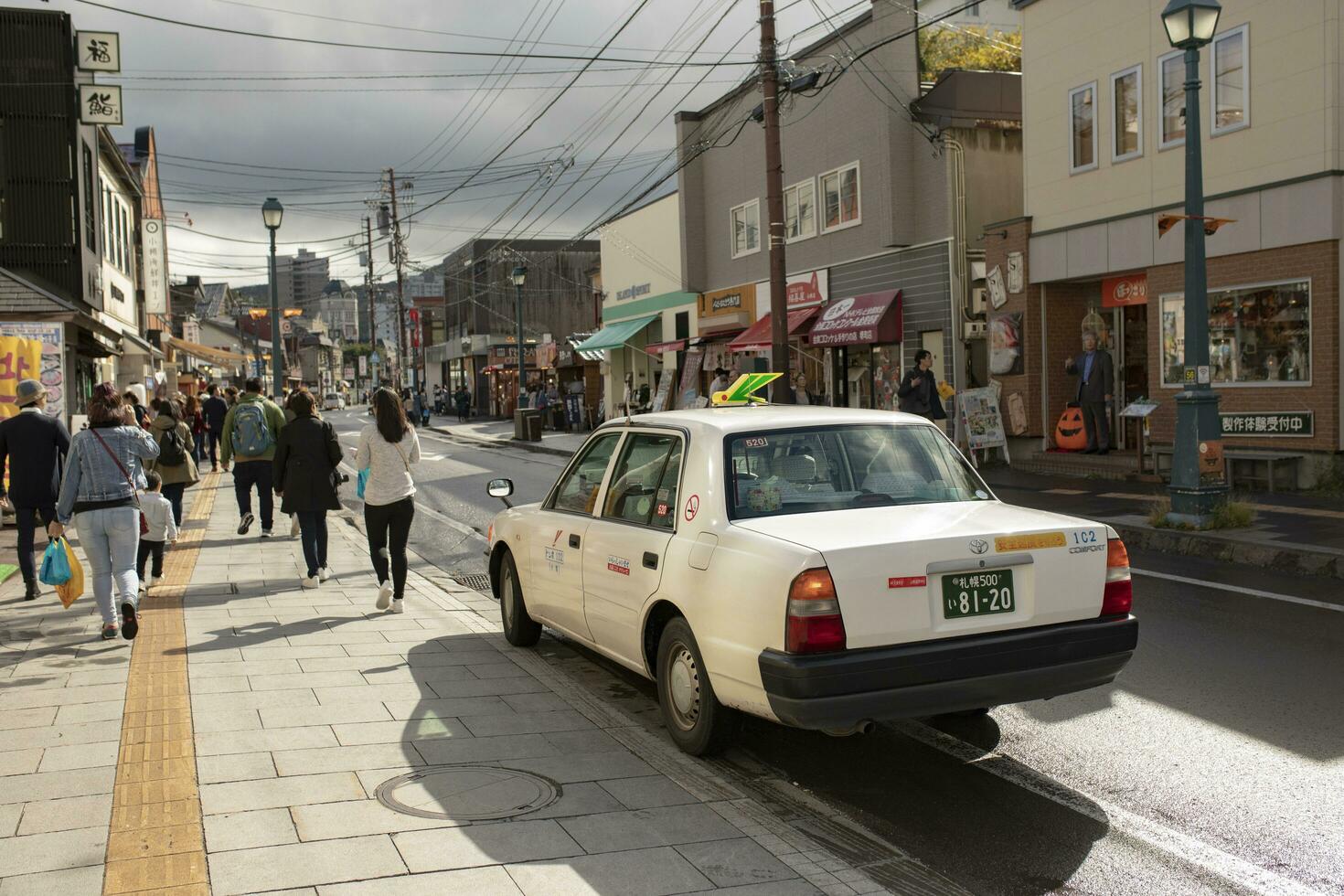 Hokkaido Japón - octubre7,2018 antiguo Taxi coche estacionamiento junto a otaru pueblo calle ,otaru es uno de más popular de viaje destino sapporo Hokkaido provincia Japón foto