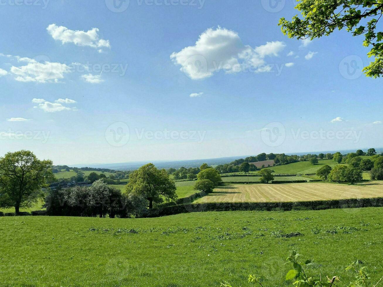 una vista de la campiña de cheshire en las colinas de peckforton foto