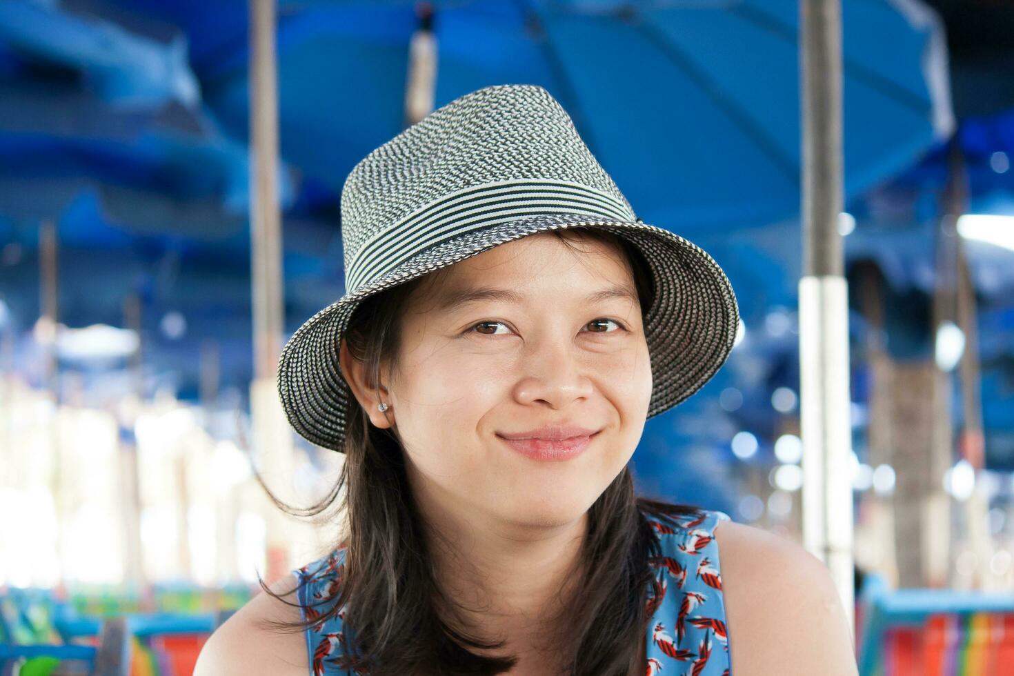 joven asiático mujer sonriente a cámara al aire libre foto