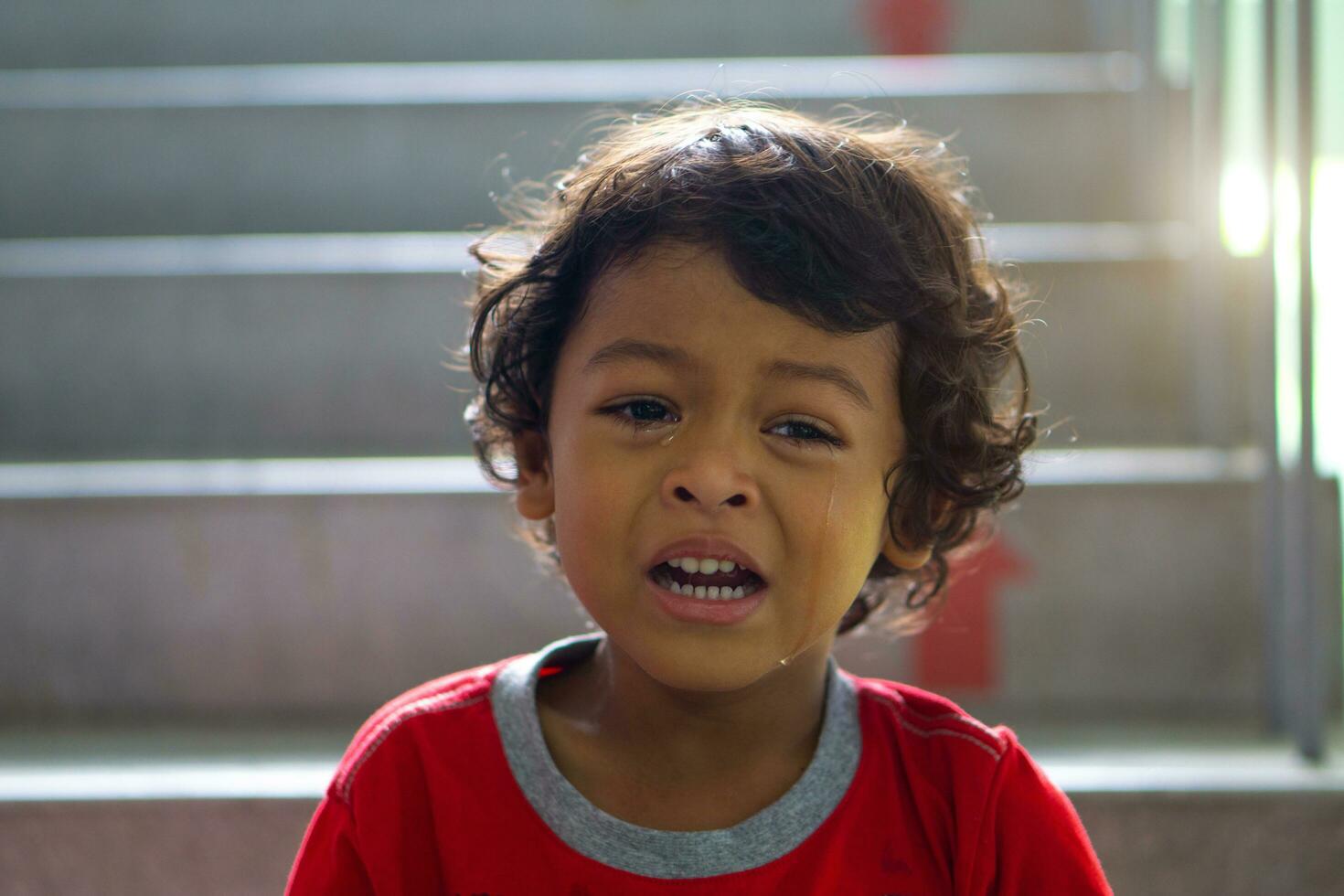 llorando pequeño asiático chico foto