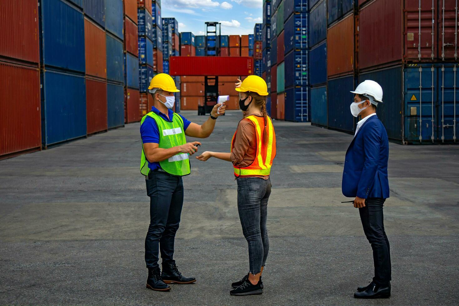 Check body temperature Before working in the warehouse photo