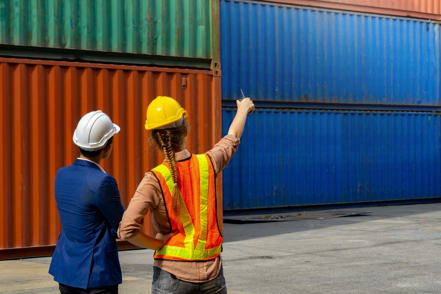 mujer industrial trabajadores y ingeniero son que se discute el trabajo planificación foto