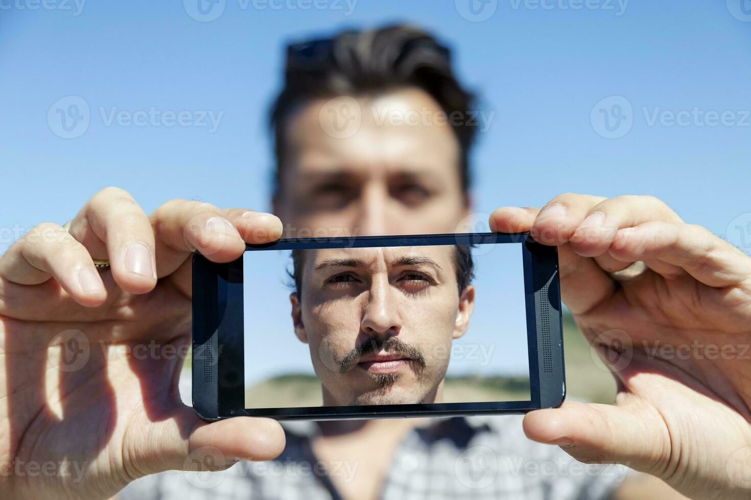 joven linda adulto tomar un selfie con inteligente teléfono foto