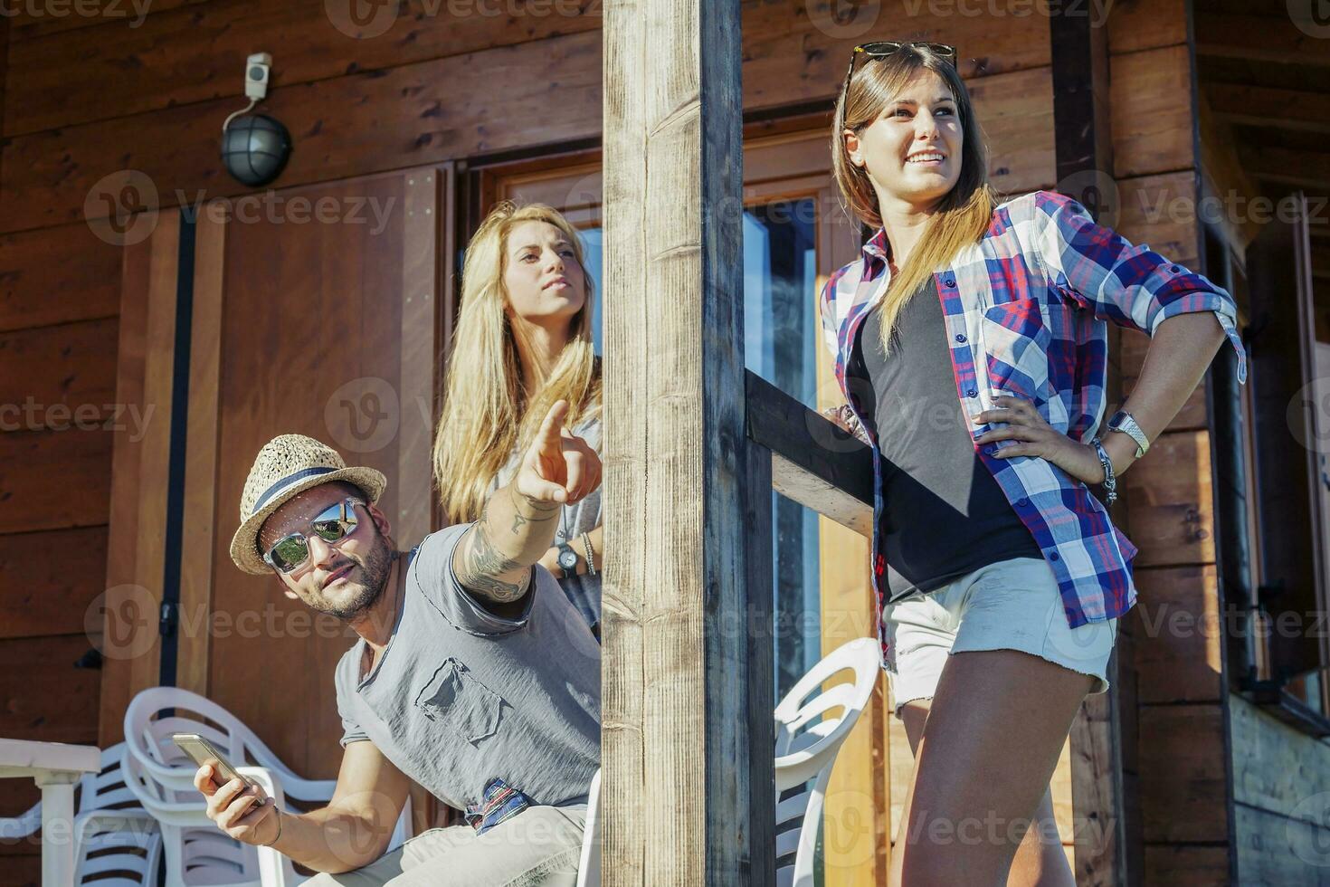 grupo de joven caminantes preparando excursión foto