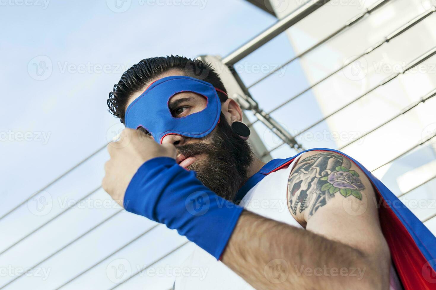 joven superhéroe hipster lucha contra el mal foto