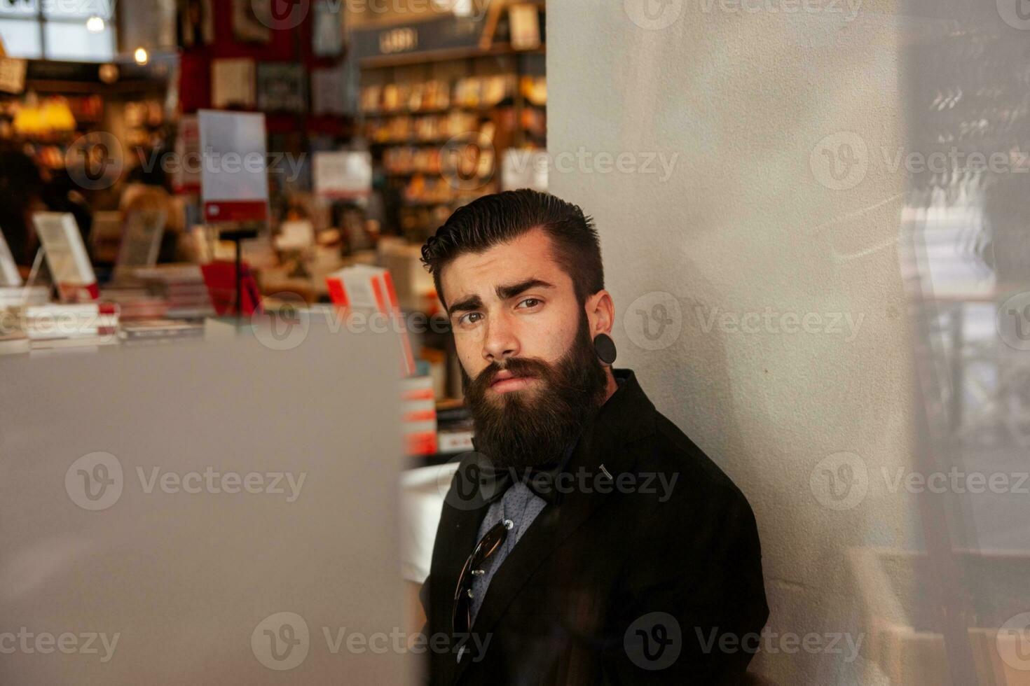 joven empresario tomando un descanso en un café foto