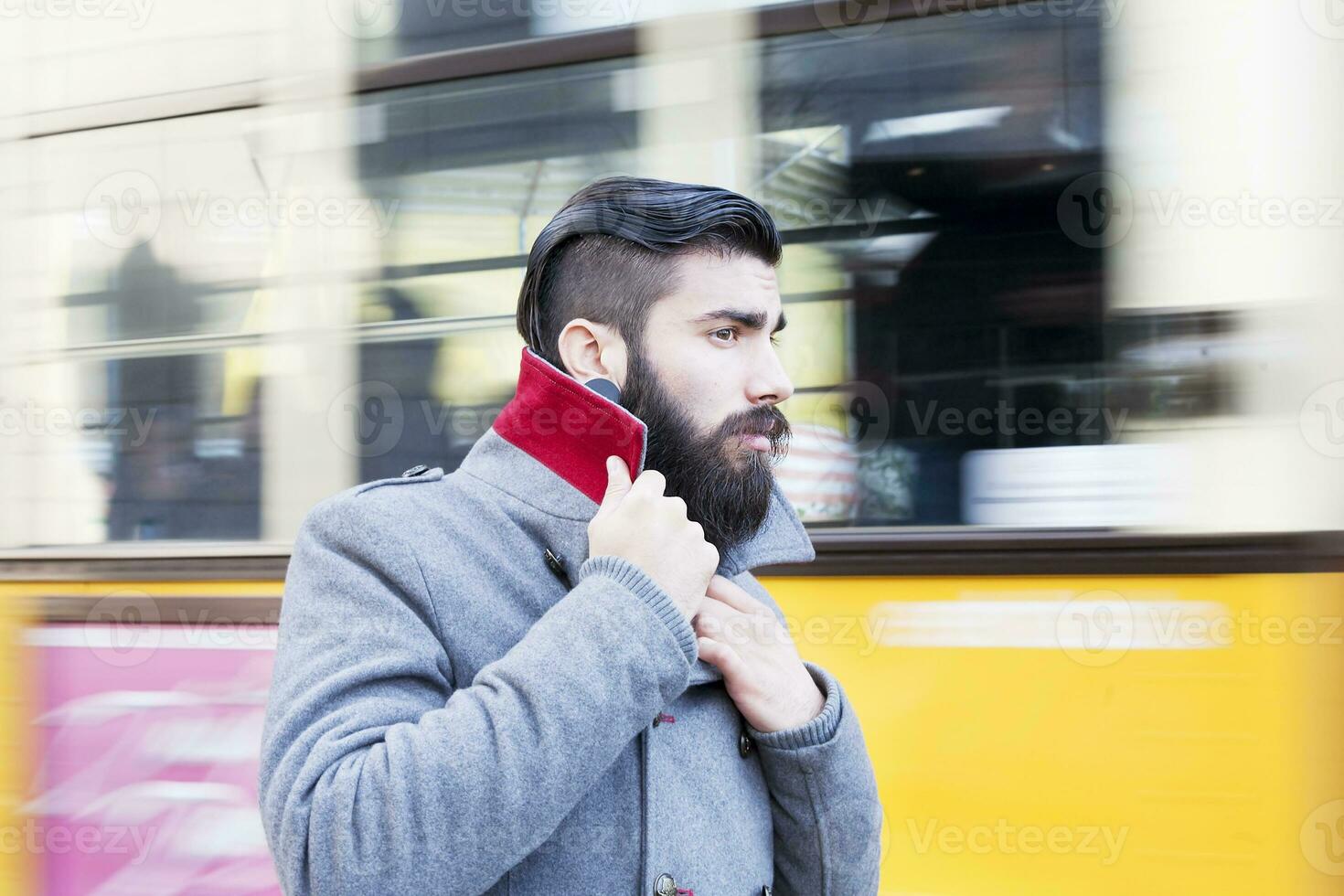 Retrato del joven empresario hipsters alrededor de una ciudad moderna foto