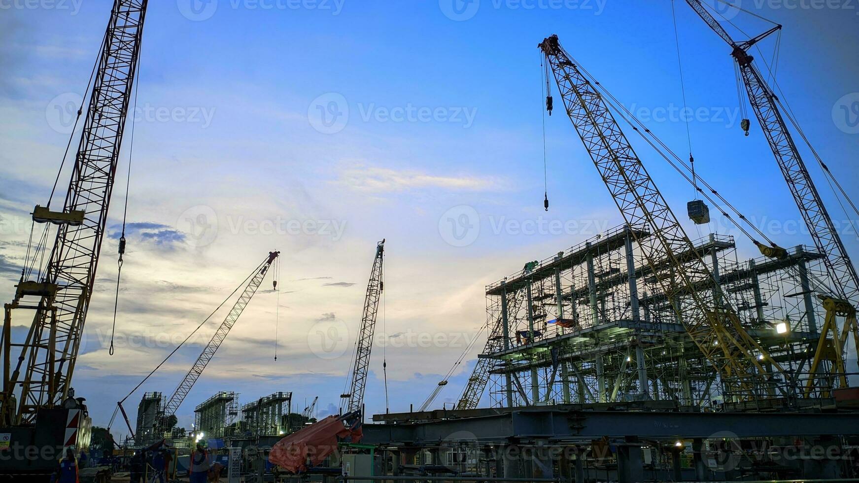 el atmósfera a noche a el Superior cubierta petróleo y gas fabricación ubicación foto