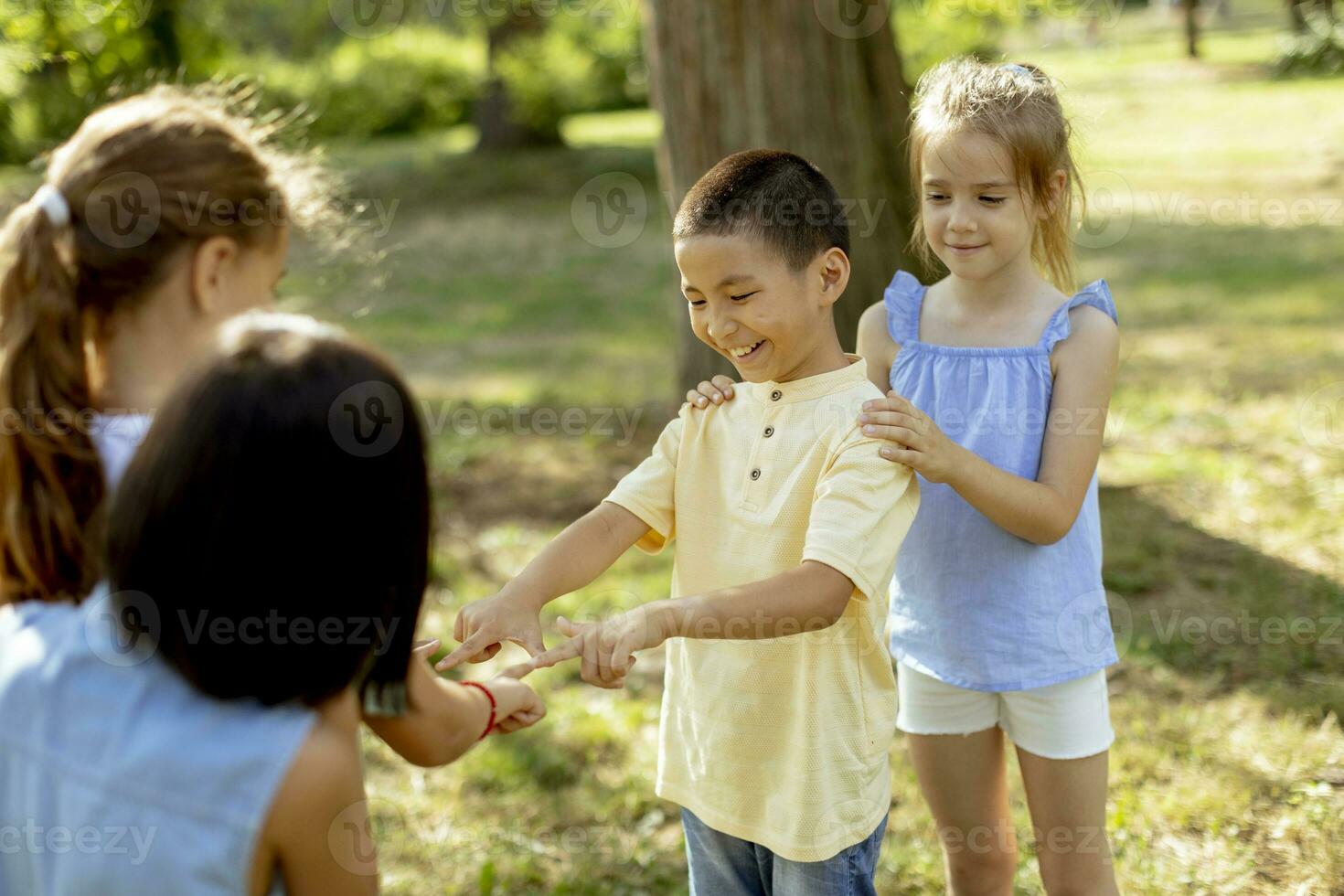 grupo de niños asiáticos y caucásicos divirtiéndose en el parque foto