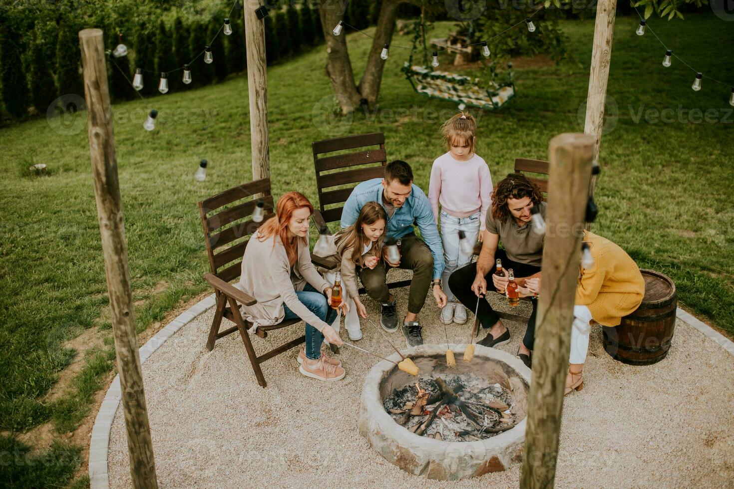 amigos teniendo bueno hora y horneando callos en el casa patio interior foto