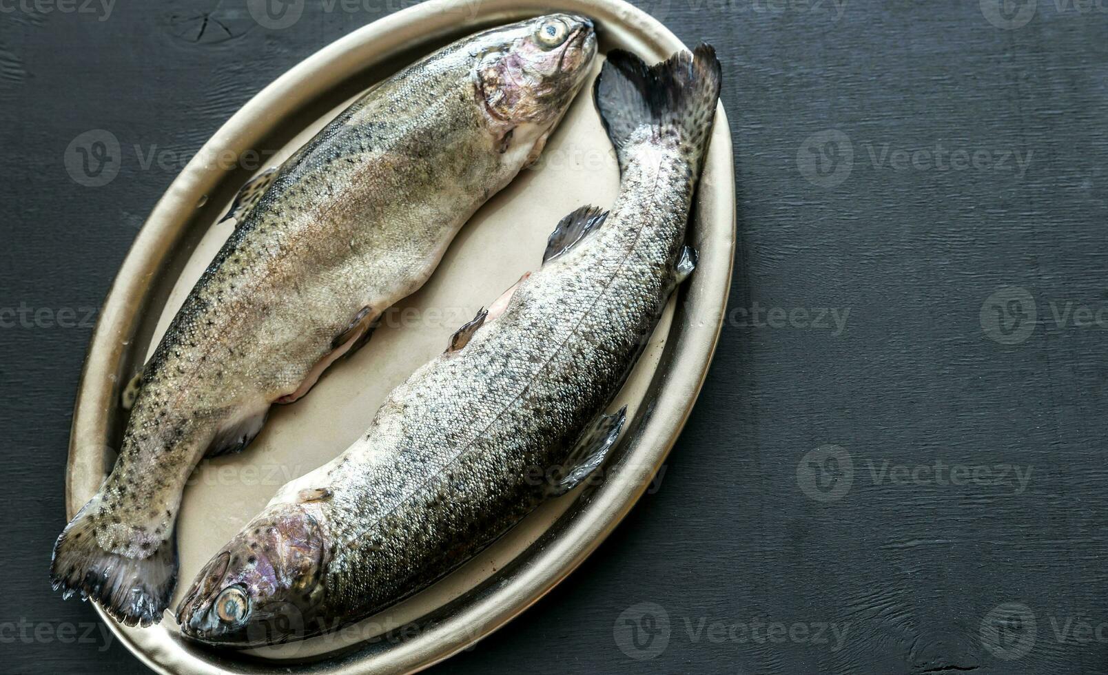 Truchas frescas en hielo en la bandeja de metal vintage foto