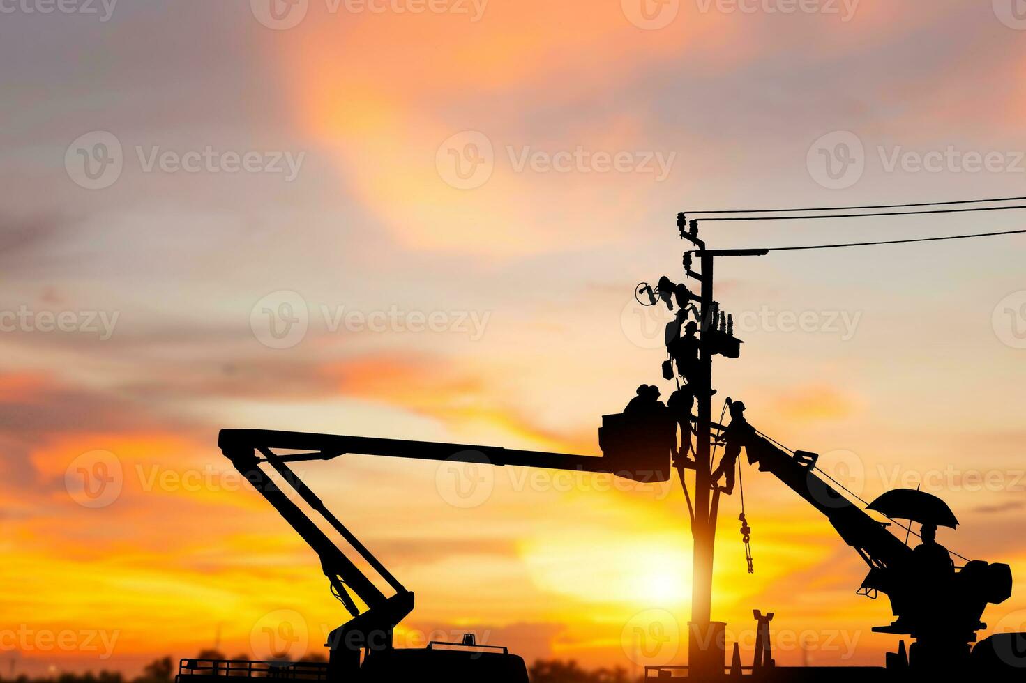 la silueta de un oficial electricista sube a un poste y usa un teleférico para mantener un sistema de línea de alto voltaje, la sombra de un trabajador reparador de liniero electricista en el trabajo de escalada en un poste de energía eléctrica foto