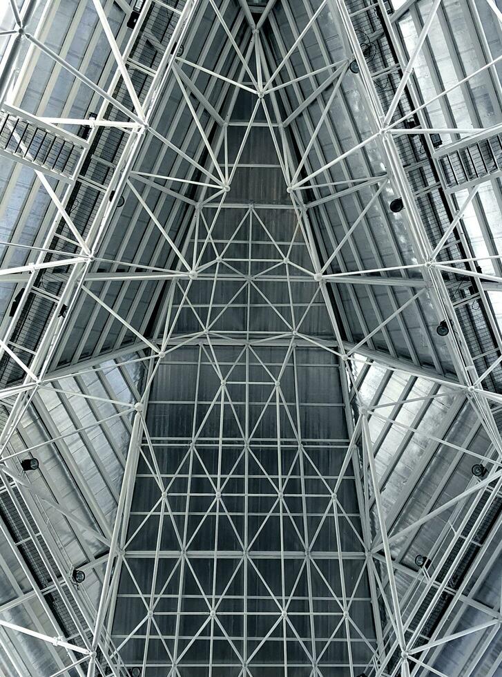 resumen metal estructura techo interior en azul suave y blanco foto