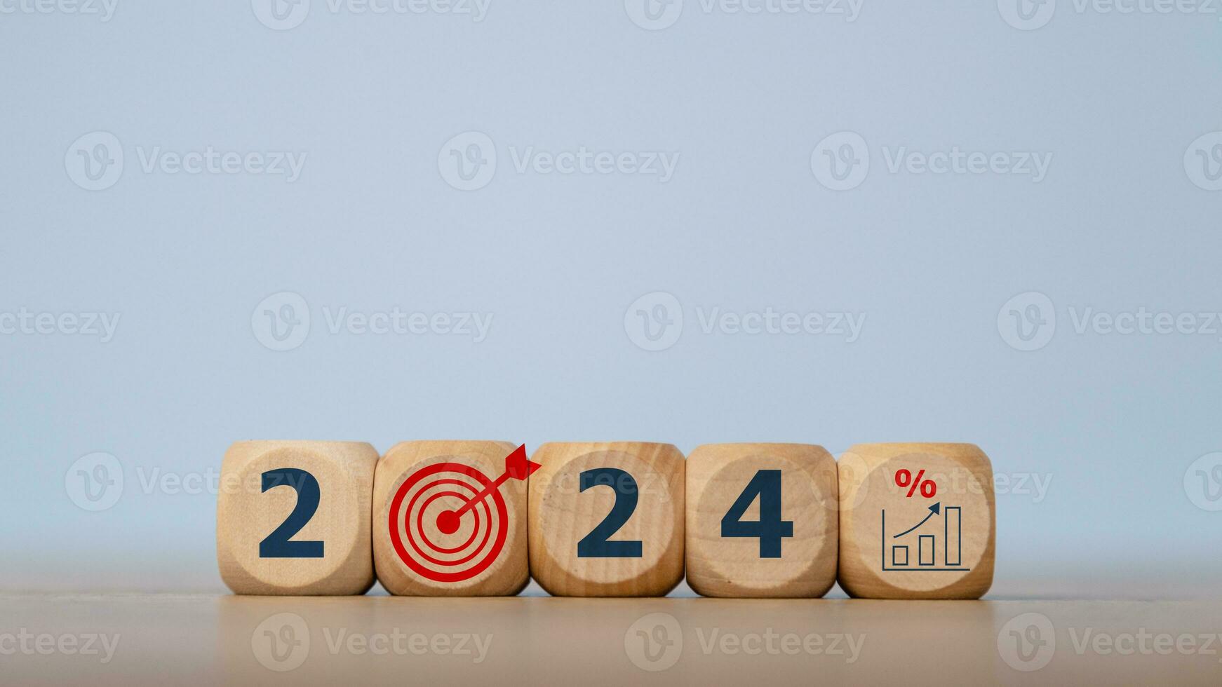 2024 goals of business or life. Wooden cubes with 2024 and goal icon on smart background. Starting to new year. Business common goals for planning new project, annual plan, business target achievement photo