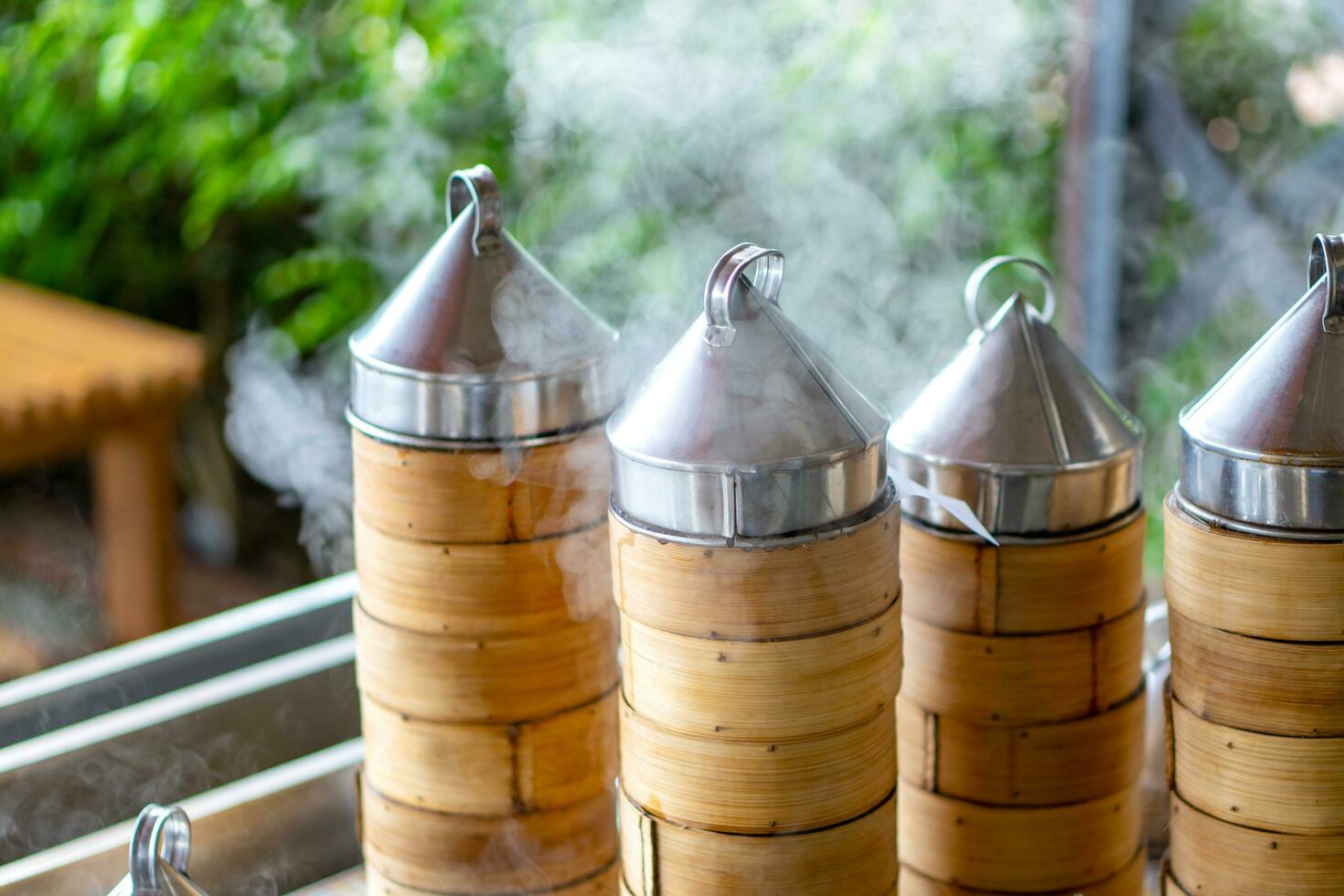 oscuro suma siendo al vapor en oscuro suma restaurante foto