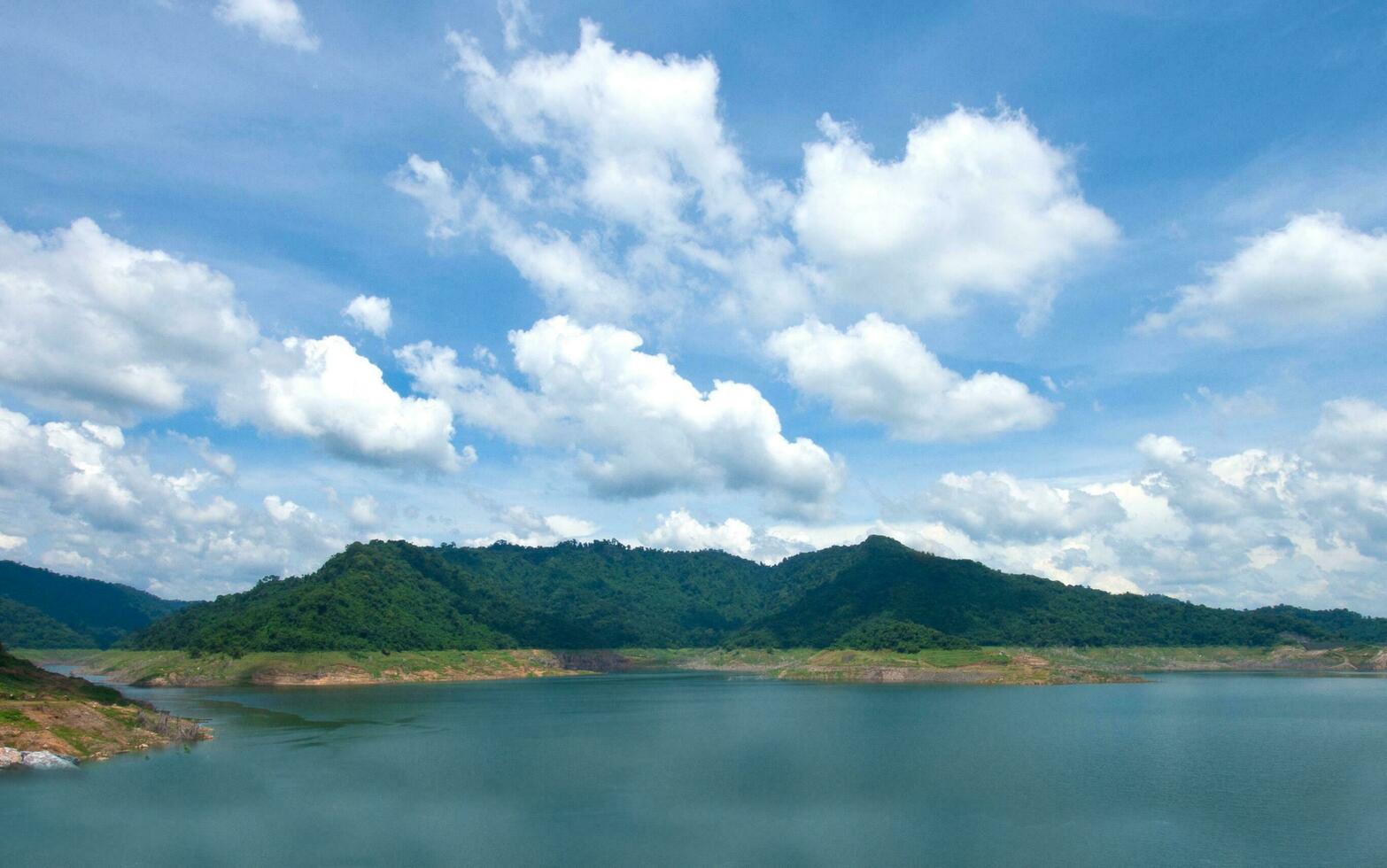 Khun Dan Prakarnchon Dam photo