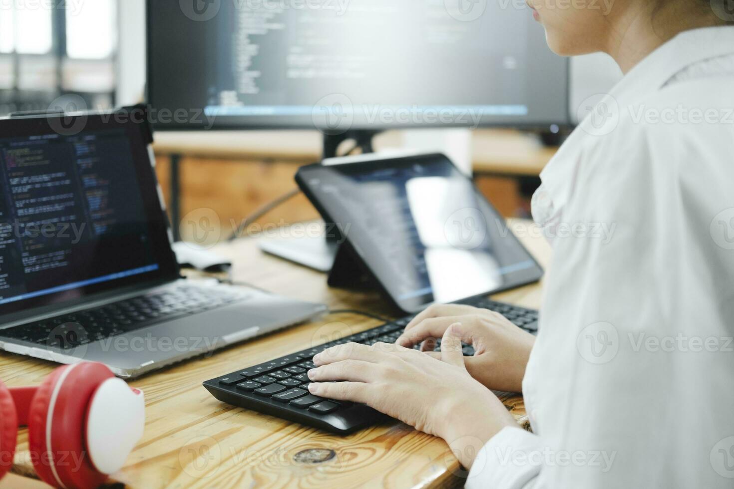 eso programador empieza trabajando en escritorio computadora. foto