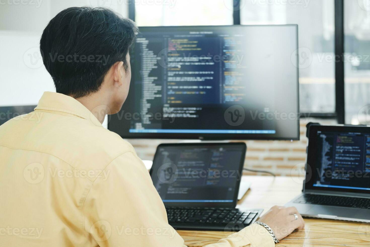 eso programador empieza trabajando en escritorio computadora. foto