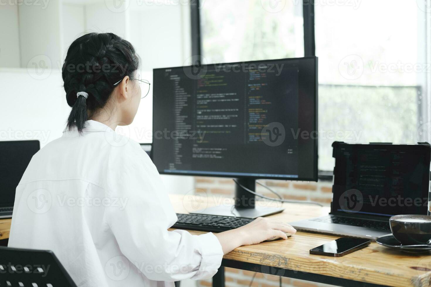 eso programador empieza trabajando en escritorio computadora. foto