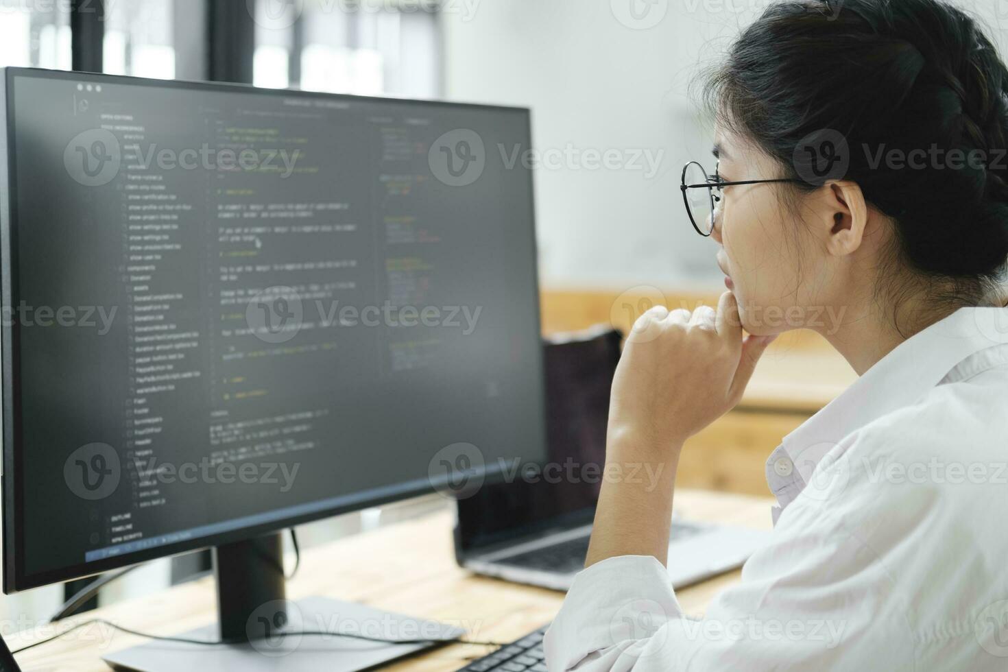 eso programador empieza trabajando en escritorio computadora. foto