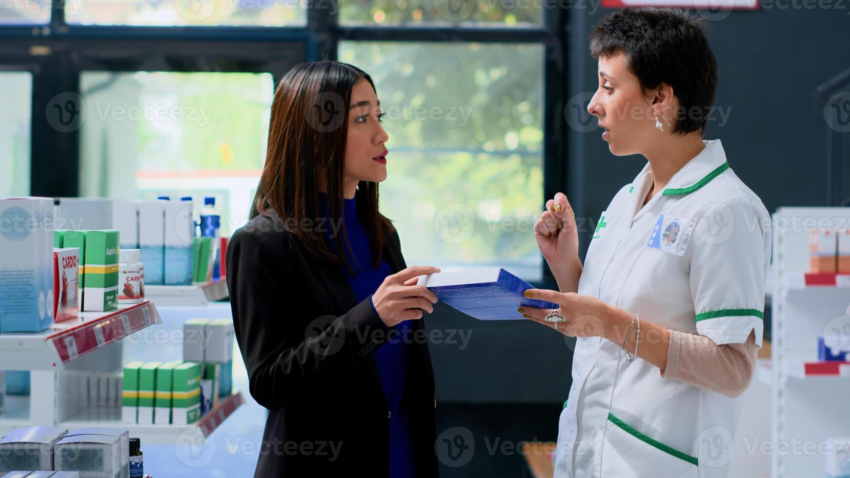 asiático mujer en necesitar de prescripción enfermedad aliviar fármaco informaciones en dispensario, preguntando farmacéutico a ayuda su recoger mejor medicamento. farmacia experto ayudando cliente con producto recomendaciones foto