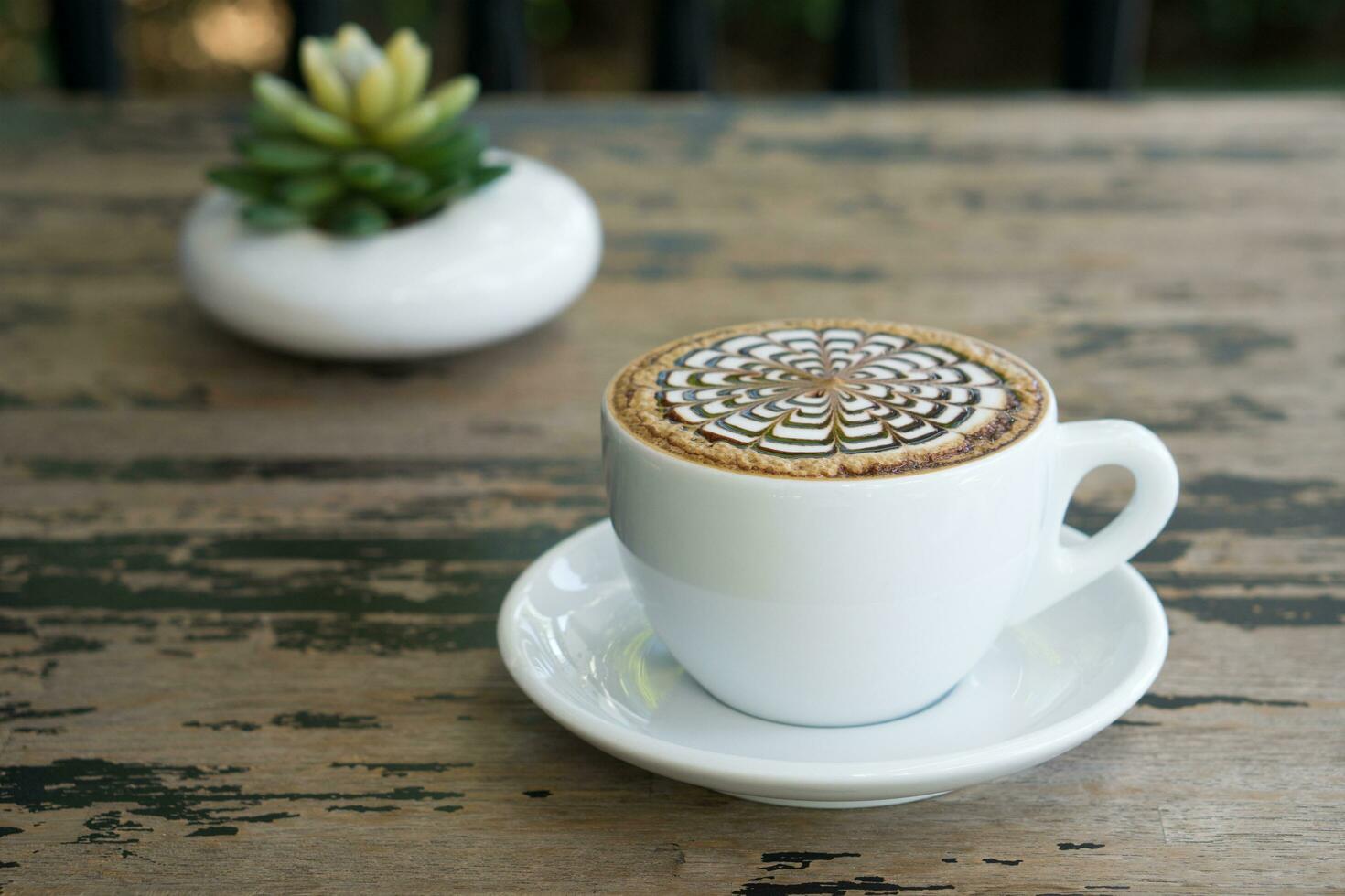 tazas de moca café en de madera mesa foto