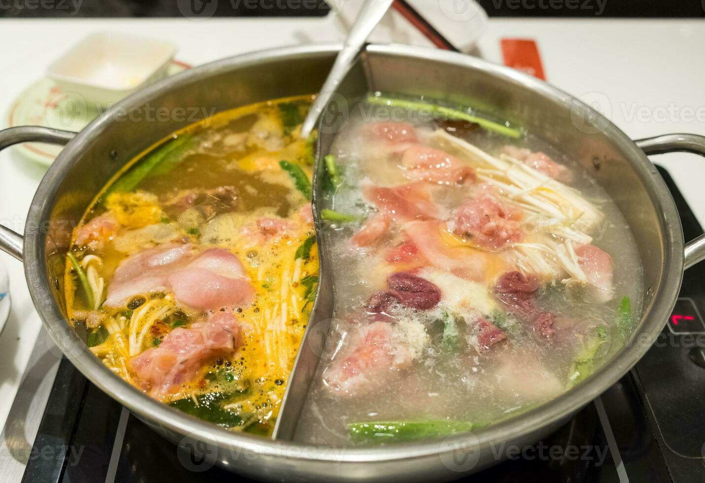 shabu shabu cocina carne con vegetal hervido en dos sopa foto